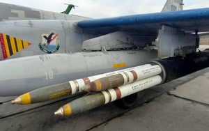 Cường kích Su-25 bắt đầu tấn công ồ ạt bằng rocket Zuni