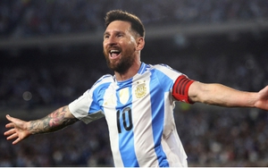 Lionel Messi cân bằng kỷ lục của Cristiano Ronaldo