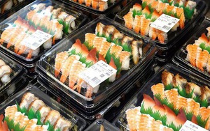 Mấy cái hộp nhựa đen đựng sushi trong siêu thị, trông thì ngon, nhưng độc hại cỡ nào?