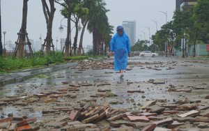 Khung cảnh khó nhận ra tại vỉa hè đường ven sông Hàn do ảnh hưởng của bão số 6