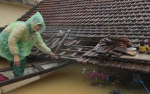 CHUYỆN BI THƯƠNG: Mẹ mất, con đặt quan tài trên gác mái trong dòng lũ chờ đưa tang