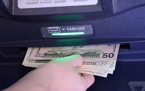 Chở cả túi tiền đến ATM gửi vào tài khoản, người đàn ông bị cảnh sát bắt ngay lập tức!
