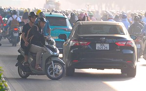 Né đèn đỏ, dòng xe máy liều lĩnh 'cắt mặt' ô tô đi ngược chiều ở Hà Nội