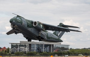 Máy bay vận tải Embraer C-390 tiếp tục giành thắng lợi trước C-130J