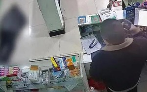 Ông lão ngất xỉu trong hiệu thuốc nhưng người bán chỉ đứng nhìn? Bác sĩ khẳng định người này làm đúng!