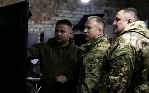 Nga ráo riết chuẩn bị phản công, lãnh đạo quân đội Ukraine thị sát lực lượng chiến đấu ở Kursk