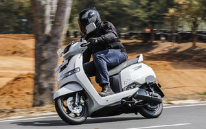 Xe máy điện quốc dân của Ấn Độ giá 27 triệu, bán gần 200.000 chiếc/năm: So sánh mới biết xe Việt thế nào!