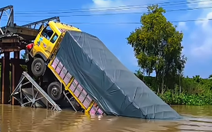 Toàn cảnh hiện trường vụ sập cầu ở An Giang: Tải trọng cầu chỉ 5 tấn, xe tải chở đến... 30 tấn gạch lao qua