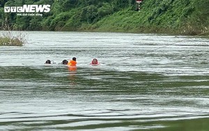 Ô tô gom rác lao xuống sông Hương: Hai nạn nhân không có trong cabin xe