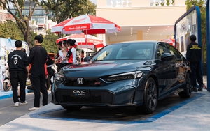 Honda mang dàn xe khủng đến phố đi bộ Hồ Gươm: Đủ loại ô tô, xe máy, có cả xe cắt cỏ