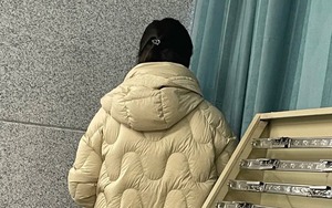 Cô gái quay mặt vào tường, miệng lặp đi lặp lại mấy câu khó hiểu gây phẫn nộ