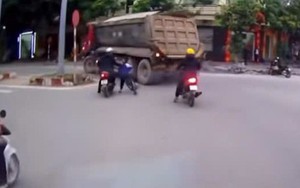 VIDEO: Người đàn ông đi xe máy kéo em nhỏ thoát khỏi điểm mù xe tải