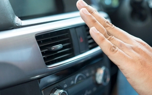 Điều hòa ô tô có mùi hôi: Nguyên nhân và cách khắc phục