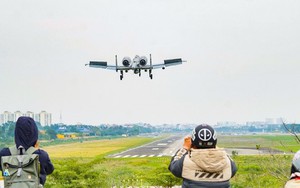 Máy bay cường kích A-10 Thunderbolt II hạ cánh xuống sân bay Gia Lâm