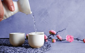 Có gì trong chai rượu 100ml giá 16,5 tỷ: Duy nhất trên thế giới, ủ ở nơi người bình thường không thể đến!