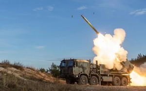 Ba Lan lần đầu bắn đạn thật từ hệ thống Homar-K MLRS