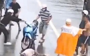 CLIP: Phẫn nộ người đàn ông đi ô tô đuổi chém 2 cô gái trẻ ở Đồng Nai