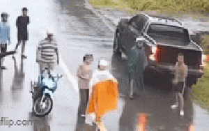 Kinh hoàng clip nam thanh niên vác dao, đuổi chém 2 cô gái đi xe máy ở Đồng Nai