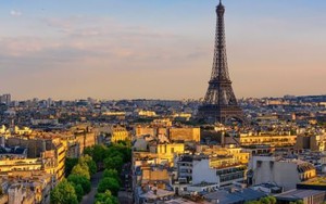 Tháp Eiffel bốc cháy ngay trước đêm Giáng sinh