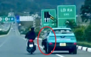 Hãi hùng cảnh thanh niên đu cửa taxi trên cao tốc, bị xe cán qua người