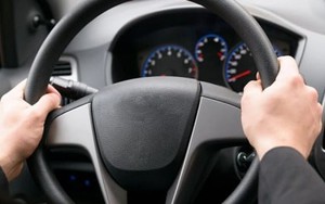 Những kiểu cầm vô lăng sai cách dễ gây nguy hiểm
