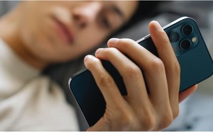 "Xem điện thoại 205 lần/ngày, 5 phút lại mở một lần": Người dân quốc gia này thừa nhận nghiện smartphone