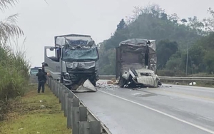 Hai xe tải va chạm trên cao tốc Nội Bài - Lào Cai, 3 người thương vong