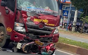 Đang sang đường, 2 vợ chồng bị xe tải tông tử vong