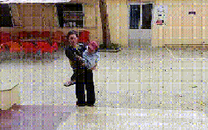 VIDEO: Nghị lực đáng nể của 2 mẹ con cô gái tí hon ở Cà Mau