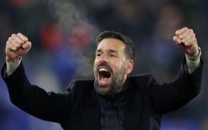Van Nistelrooy bùng nổ cảm xúc trong trận hòa điên rồ của Leicester