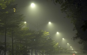 Không khí về đêm ở Hà Nội mù mịt trong lớp sương dày đặc, mờ ảo như Sapa