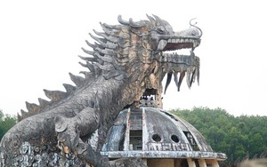 Kéo nhau lên công viên ‘kinh dị’ tại Huế ngắm rồng khổng lồ trước khi bị đập bỏ