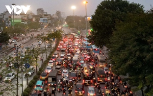 Người dân mệt mỏi khi tham gia giao thông dịp cận Tết tại Hà Nội
