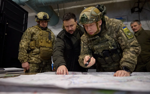 Tổng thống Zelensky mạo hiểm "thay ngựa giữa dòng", tiền tuyến Ukraine chật vật