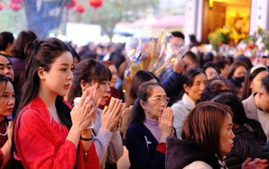 “Biển người” chen chân đi lễ Phủ Tây Hồ, nhiều hàng bánh tôm kiếm bộn tiền trong ngày Tết