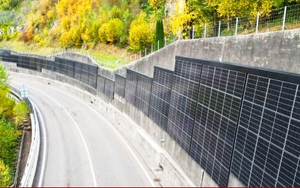 Thụy Sĩ đặt tấm pin mặt trời thẳng đứng trên tường chắn bên đường