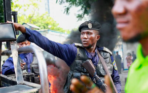 Người biểu tình Congo đốt cờ Mỹ