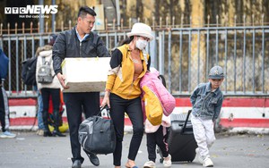Trẻ nhỏ mệt nhoài cùng bố mẹ trở lại Hà Nội sau kỳ nghỉ Tết