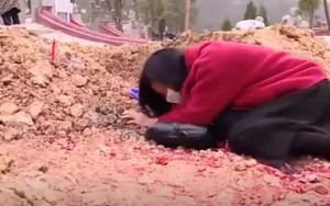Người vợ bỏ mặc chồng bệnh nặng và con trai, khi biết chồng qua đời để lại 10 tỷ đồng mới đến mộ quỳ khóc