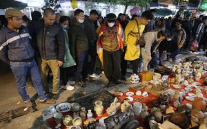 Phiên chợ cả năm chỉ họp một lần, đông nhất vào nửa đêm và rạng sáng, cách Hà Nội chưa tới 100km