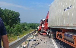 Nguyên nhân chiếc xe chở 5 người trong gia đình bẹp dúm thảm khốc trên cao tốc Cam Lộ - La Sơn