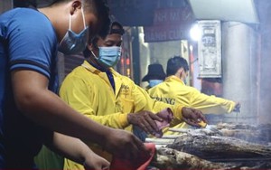 Quán vỉa hè thuê 40 người xuyên đêm nướng 4 tấn cá lóc bán ngày vía Thần Tài