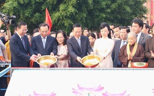 Chủ tịch nước và phu nhân dâng hương, thả cá chép ở Bến Nhà Rồng