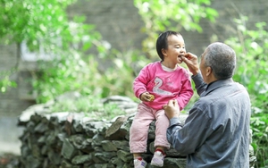 Bài văn "Ông tôi" của cậu bé lớp 2 giành giải thưởng, chỉ vỏn vẹn 26 chữ nhưng khiến ai cũng rơi lệ