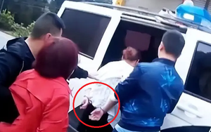 Ngày dạm ngõ, gia đình đôi bên đang bàn chuyện cưới xin thì nhà trai rút còng tay bắt toàn bộ nhà gái