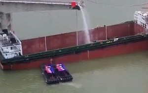 Sà lan đâm gãy cầu ở Trung Quốc, nhiều phương tiện rơi xuống sông