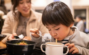 Trẻ có 3 phản ứng này khi ăn uống cho thấy trong tương lai trí não sẽ phát triển vượt trội, cha mẹ lưu ý
