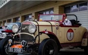 Ngắm dàn ô tô cổ nổi tiếng thế giới tại trường đua F1 Hà Nội