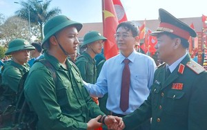 Tư lệnh Quân khu 5 và Bí thư Tỉnh ủy Đắk Lắk tiếp sức thanh niên tòng quân