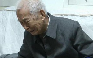 Chăm sóc cụ ông hàng xóm bị con cái bỏ bê, 5 năm sau, tôi được nhận quyển sổ 100 trang mà thấy ấm lòng